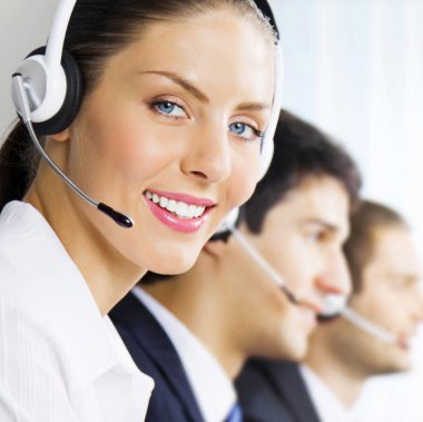 Üç genç müşteri gülümseyerek mutlu işyeri telefon operatörleri destekler