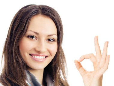 Beyaz arka plan üzerinde izole, iyi bir jest ile genç bir kadın doktor gülümseyerek mutlu