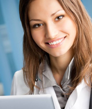 ofiste dizüstü bilgisayarla çalışma neşeli kadın doktor portresi