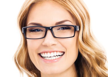 Gözlüklü, beyaz arka plan üzerinde izole neşeli genç gülümseyen kadın portresi