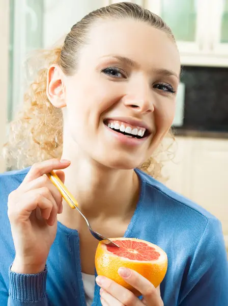 Cheerful Blond Woman Eating Grapefruit — Stock Photo, Image