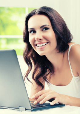 neşeli genç kadın laptop, evde kullanma