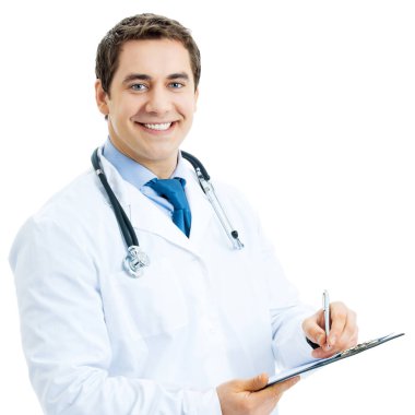 Mutlu gülümseyen doktor panoya yazıyor, beyaz arka planda izole edilmiş.