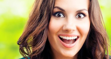 güzel genç mutlu gülümseyen kadın, açık havada portresi