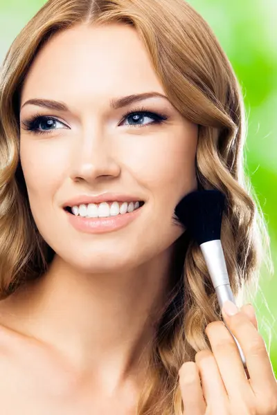 Retrato Jovem Feliz Sorrindo Mulher Com Maquiagem Escova Livre Imagem De Stock