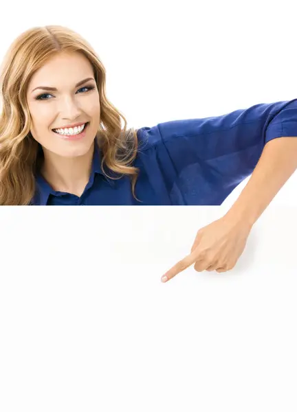 Glücklich Lächelnde Geschäftsfrau Zeigt Leeres Schild Mit Kopierfläche Für Text — Stockfoto
