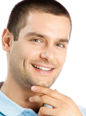 Beyaz arka planda izole edilmiş genç bir adamın portresi.