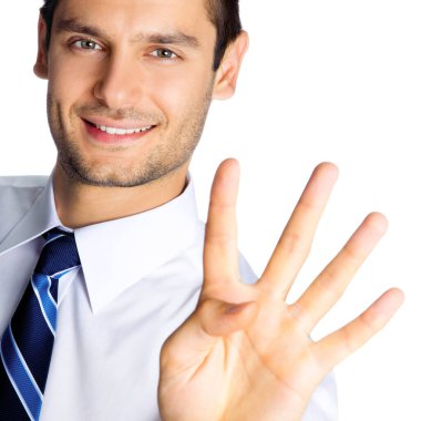 Gülümseyen mutlu iş adamı, beyaz arka planda izole edilmiş dört parmak gösteriyor.