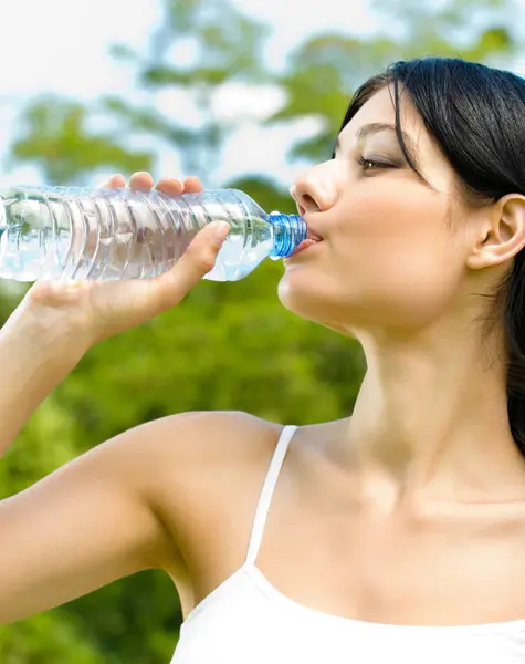 Young Beautiful Woman Drinking Water Outdoors — Stock Photo, Image