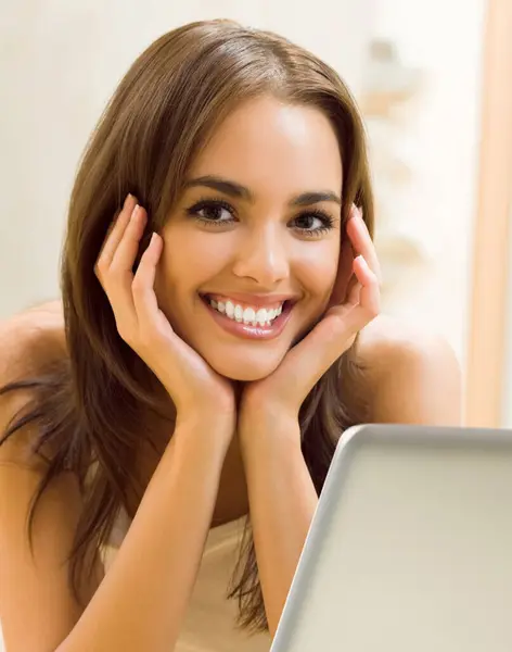 漂亮的微笑的女人 带着笔记本电脑 在家里 — 图库照片