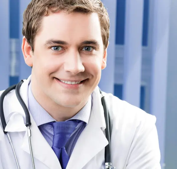 Retrato Feliz Médico Sonriente Consultorio —  Fotos de Stock