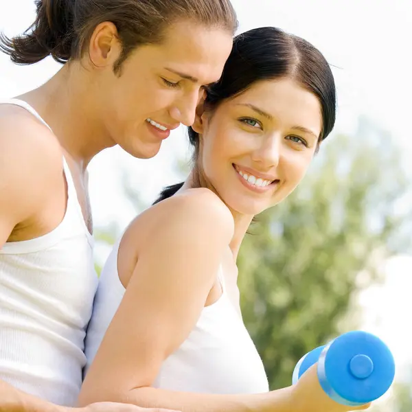 Glimlachend Paar Met Halters Outdoor Fitness Workout Stockfoto