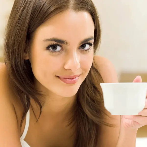Joven Feliz Sonriendo Hermosa Mujer Bebiendo Café Fotos de stock libres de derechos