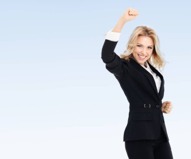 Mavi arka planda, reklam, metin ya da slogan için boş fotokopi alanı olan mutlu bir genç iş kadını.