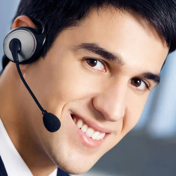 コールセンター ヘッドセットの男性カスタマーサポート電話オペレータ — ストック写真