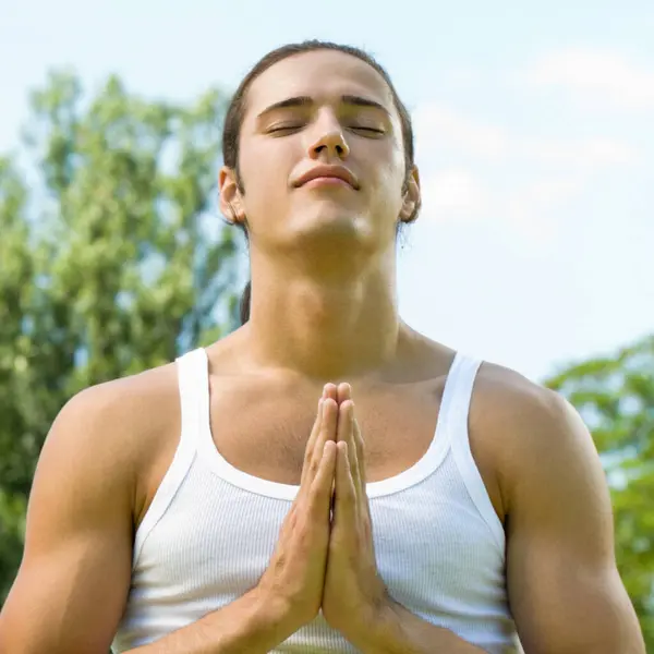 Joven Meditando Rezando Aire Libre — Foto de Stock