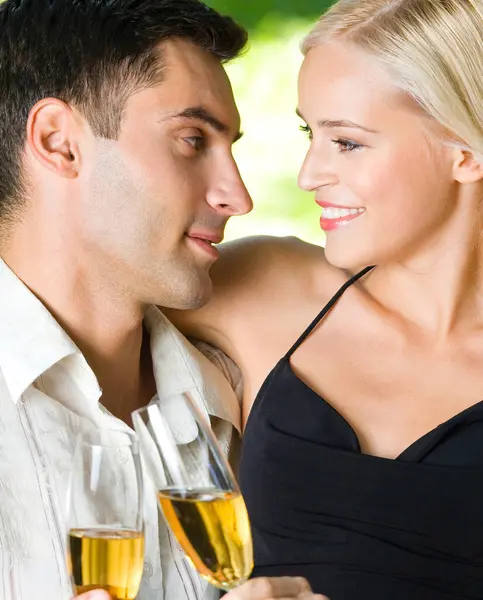 Mladí Spokojený Úsměv Veselý Atraktivní Pár Slavit Sklenic Šampaňského Venkovní — Stock fotografie
