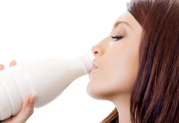 美丽的女人喝牛奶 孤立在白色背景 — 图库照片