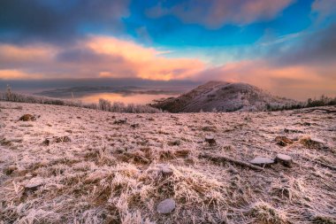 Dağ güneşli kış manzarası