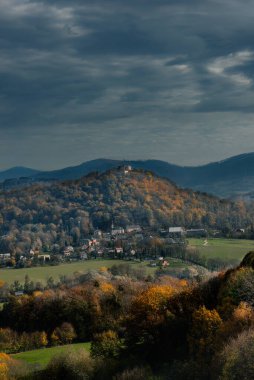 Çek Cumhuriyeti 'nden Hukvaldy Kalesi' nin sonbahar manzarası