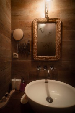 Banyodaki aynada yazılı halini seviyorum.