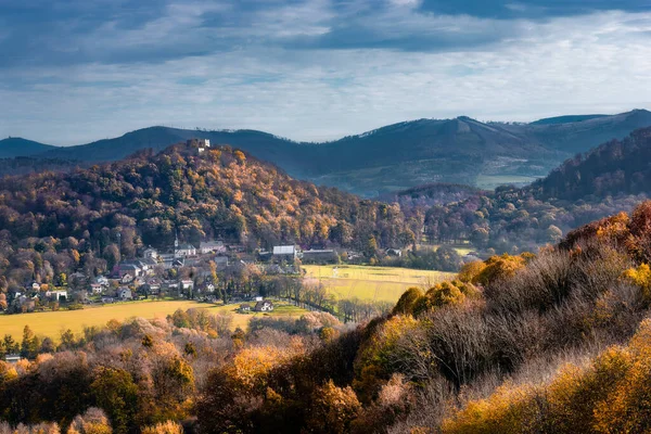 Blick Auf Die Herbstliche Landschaft Rund Die Burg Hukvaldy Aus — Stockfoto