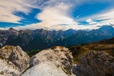 Güneşli bir günde Avusturya 'dan dağlık arazi manzarası