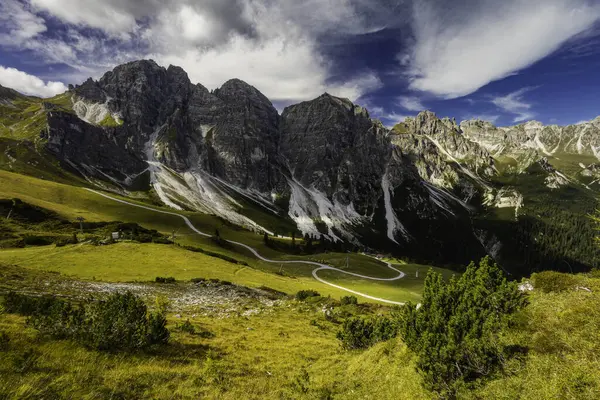 Kilátás Hegyi Alpesi Táj Ausztriából Egy Napsütéses Napon Jogdíjmentes Stock Képek