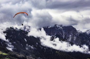 Gökyüzü bulutluyken Avusturya 'dan dağlık arazi manzarası
