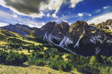 Güneşli bir günde Avusturya 'dan dağlık arazi manzarası