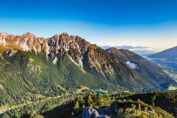 阳光普照的奥地利高山景观 — 图库照片