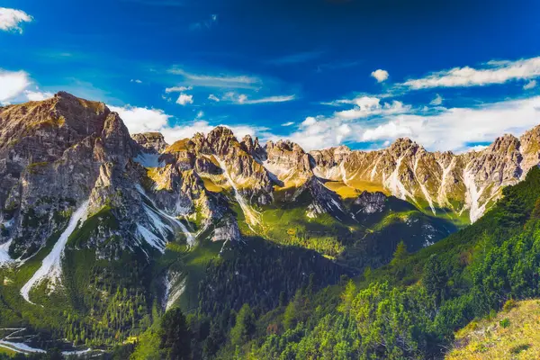 阳光普照的奥地利高山景观 — 图库照片
