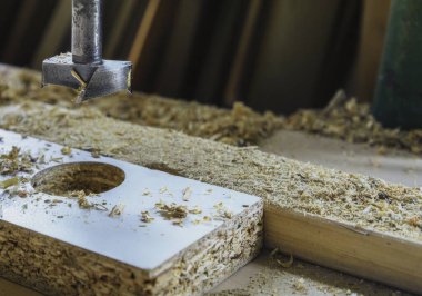 Parçacık tahtasına matkapla delik açmak