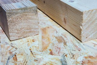 Devekuşu tahtasında iki ladin prizması yatıyor.