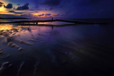 Sahilde gün batımını seyretmek alçak gelgitte