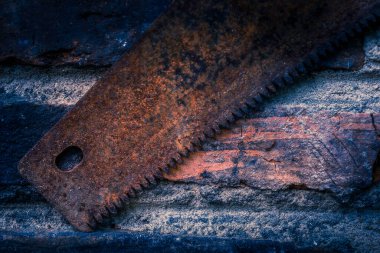 Tahta testeresi için paslı dişlerin yakın çekim görüntüsü