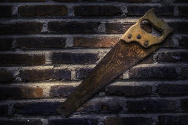 Eski el testeresi Eski tuğla duvarda asılı odun kesmek için