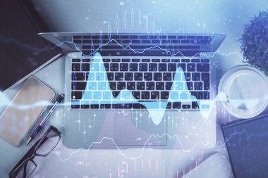 Bilgisayarla birlikte çok sayıda finansal şema çizimi. Araştırma kavramı. Üst görünüm.