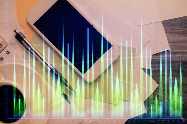 Forx grafik hologramının telefonlu masaüstü üzerinde çoklu pozlandırılması. Üst Manzara. Mobil ticaret platformu kavramı.