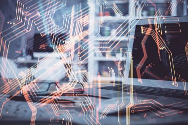 Bilgisayar, teknoloji temalı hologramla birlikte ofiste. Çoklu maruz kalma. Teknoloji kavramı.