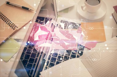 Üst görünüm çalışma masası arka planında bilgisayarla beynin hologramına çoklu pozlama. Büyük veri kavramı.