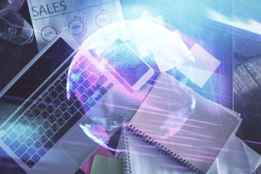 Teknoloji hologramı masaüstü arka planında bilgisayarın üzerine çiziyor. Üst Manzara. Çifte maruziyet. Teknoloji kavramı.