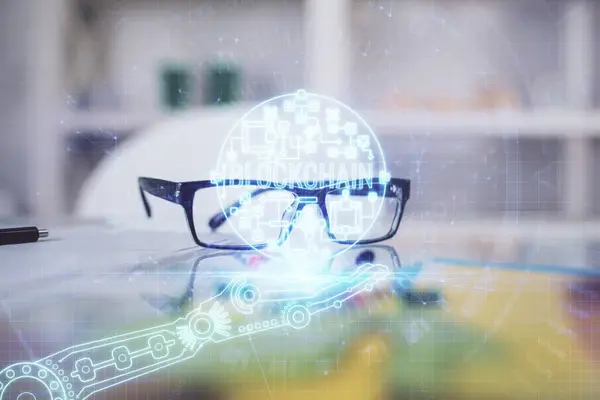 Masa Arkasında Gözlük Olan Şifreli Bir Hologram Engelleme Zinciri Kavramı — Stok fotoğraf