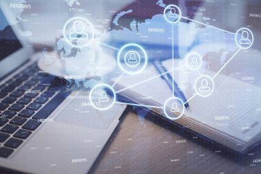 Masa arkasında kahve ve eşyalar olan sosyal ağ çizimine ve masaüstüne çift pozlama. Uluslararası bağlantı kavramı.