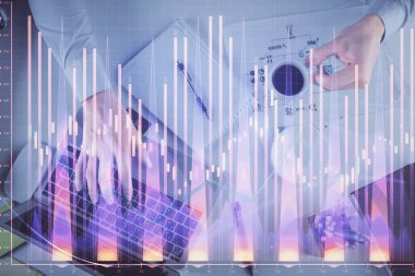 İnsan elinin bilgisayar klavyesine ve forx grafik hologramı çizimine çoklu pozlama. Üst Manzara. Finans piyasası kavramı.