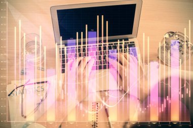 Dizüstü bilgisayarda klavye ve forx grafik hologram çizimlerini yazarken çift pozlama. Üst Manzara. Finans piyasası kavramı.