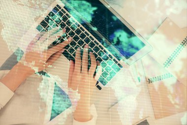 Bilgisayar ve finansal temalı hologram çizimleri üzerinde çalışan kadın elleri çift pozlama. Üst Manzara. İş konsepti.