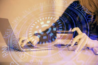 Kredi kartı ve veri temalı hologram çizimi tutan bir kadının online alışverişine iki kez maruz kalışı. E-ticaret kavramı.