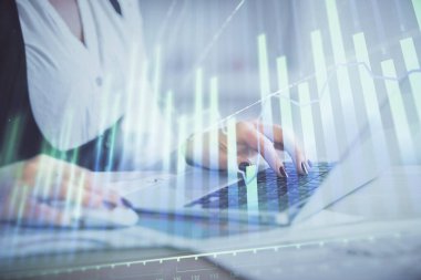 İş kadınlarının bilgisayar ve ön grafik hologram çizimlerini yazarken çift pozlama. Mali analiz kavramı.