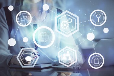 Kadın elinin bilgisayar ve sosyal ağ temalı hologram çizimlerinde çifte pozlama. Halk medyası kavramı.